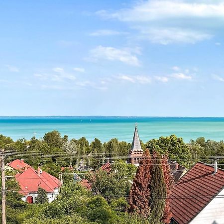 Belvarosi Haz Gyoenyoeru Panoramaval Balatonalmádi Exterior foto