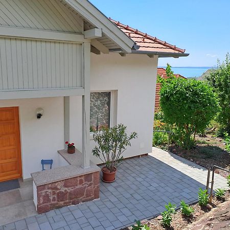 Belvarosi Haz Gyoenyoeru Panoramaval Balatonalmádi Exterior foto