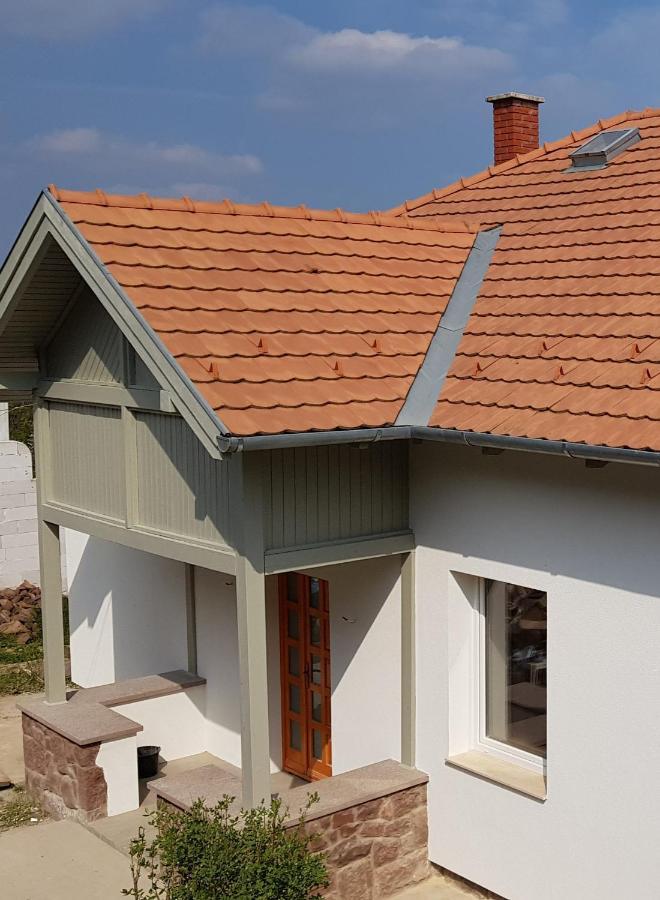 Belvarosi Haz Gyoenyoeru Panoramaval Balatonalmádi Exterior foto