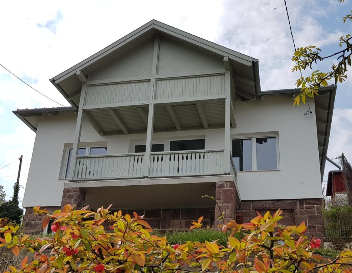Belvarosi Haz Gyoenyoeru Panoramaval Balatonalmádi Exterior foto