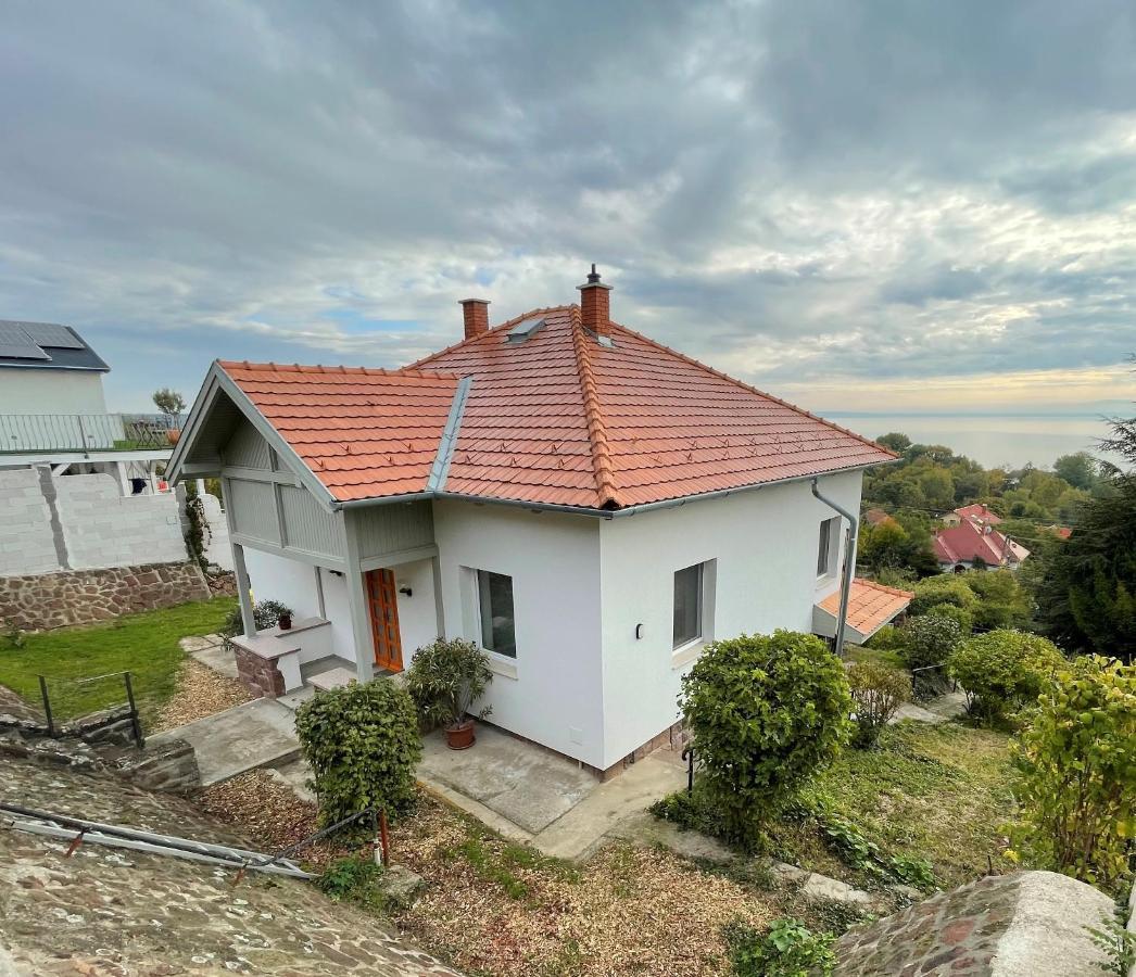 Belvarosi Haz Gyoenyoeru Panoramaval Balatonalmádi Exterior foto