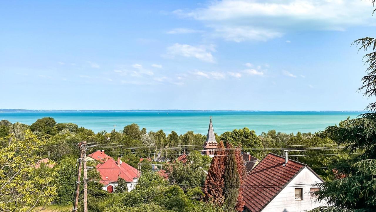 Belvarosi Haz Gyoenyoeru Panoramaval Balatonalmádi Exterior foto