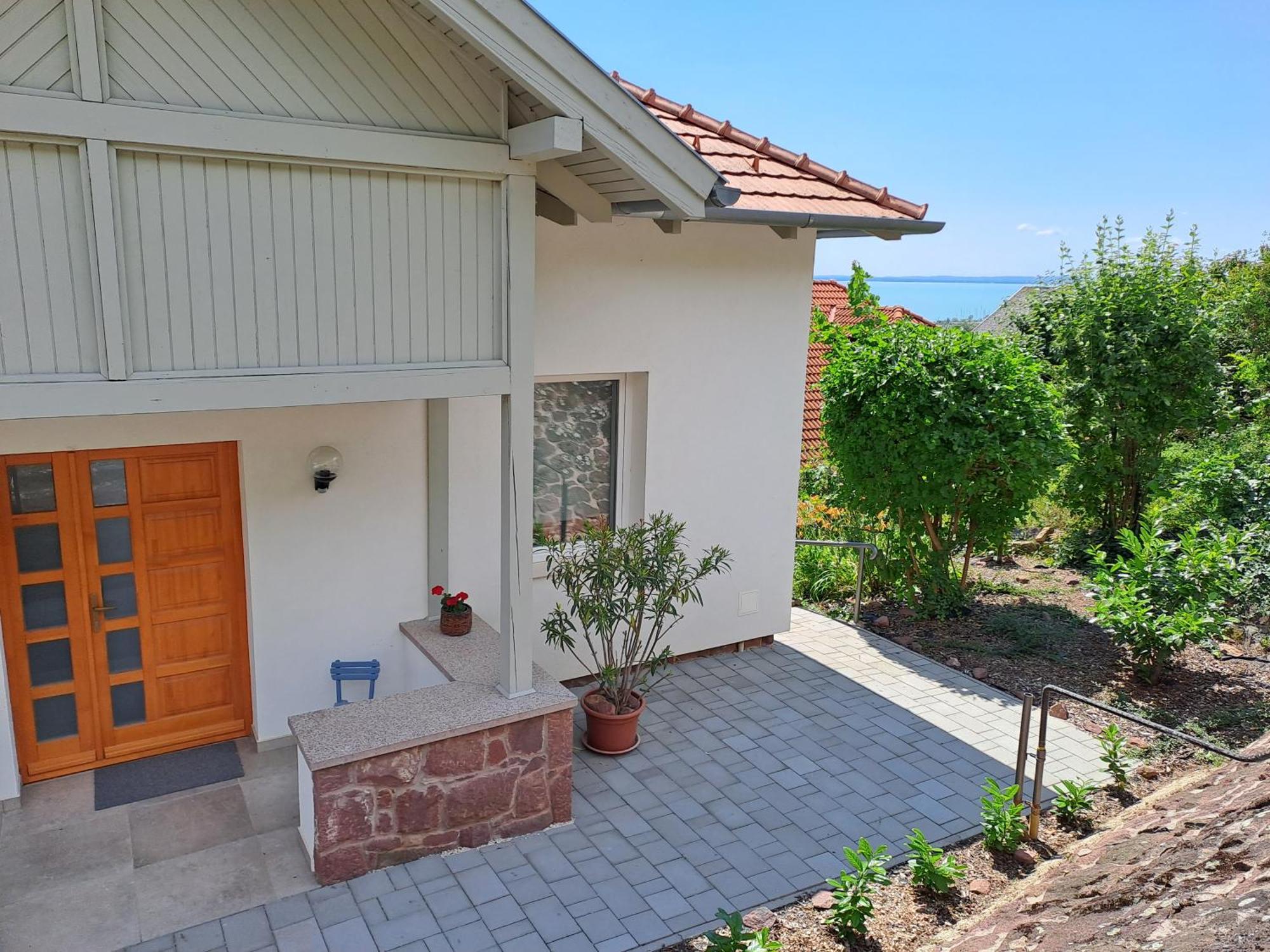 Belvarosi Haz Gyoenyoeru Panoramaval Balatonalmádi Exterior foto