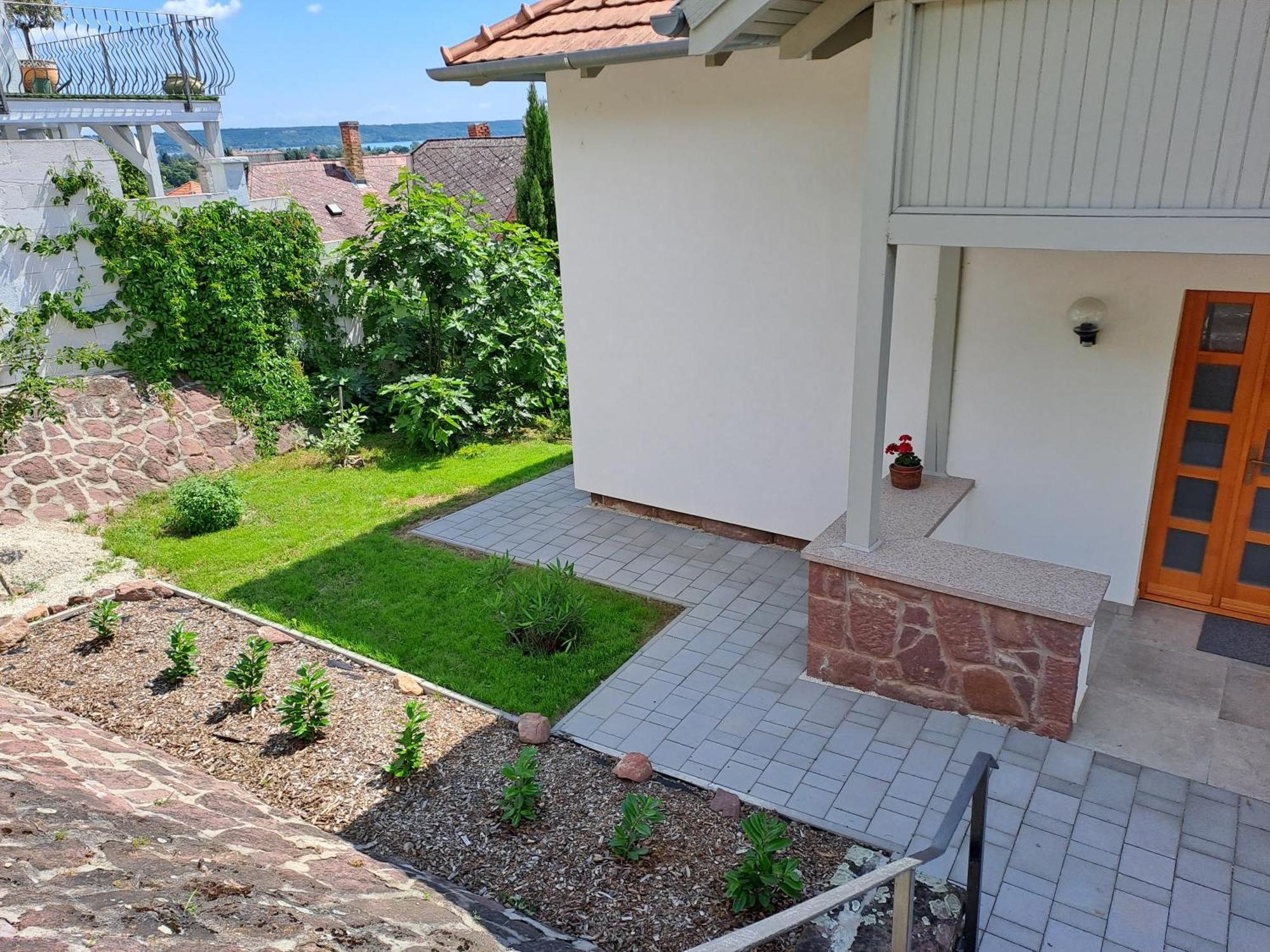 Belvarosi Haz Gyoenyoeru Panoramaval Balatonalmádi Exterior foto
